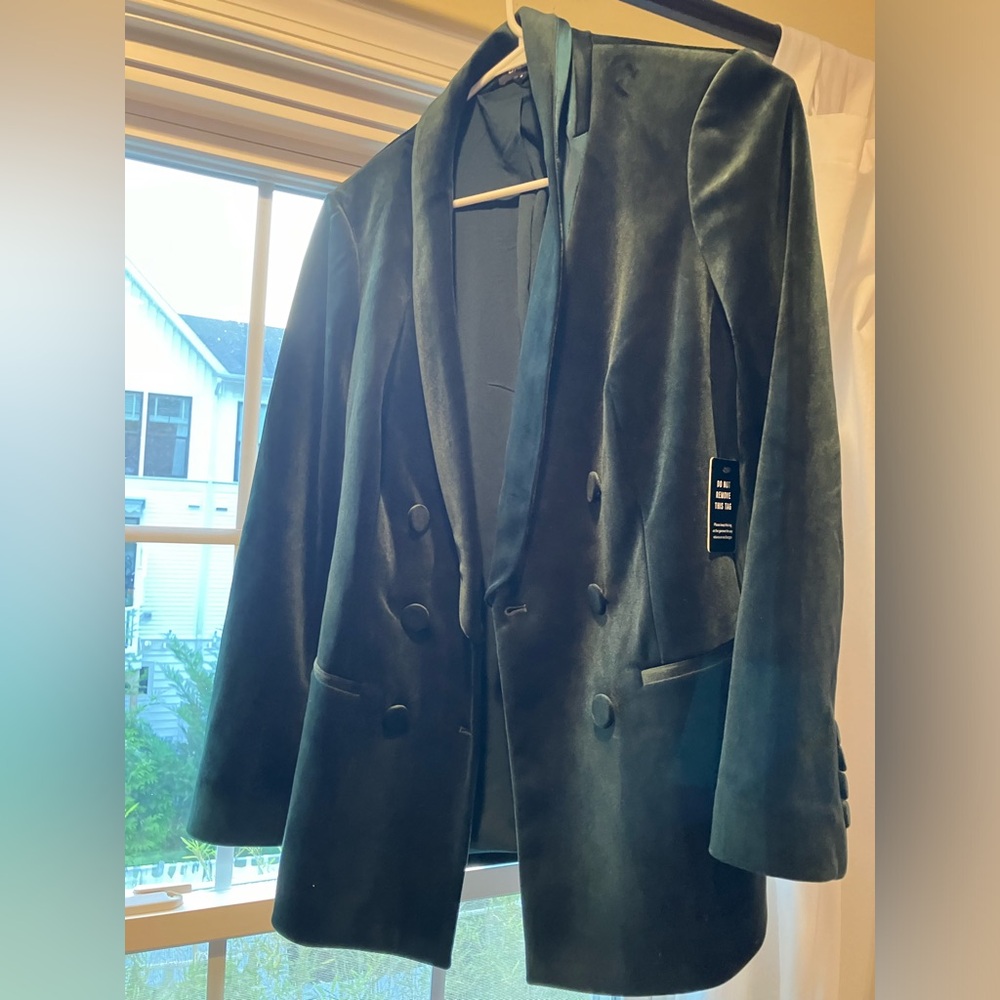 Beautiful, rich green velvet blazer, Size M, new with tags, Express